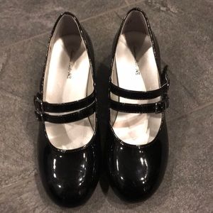Patent leather girls shoes worn maybe 2 times.